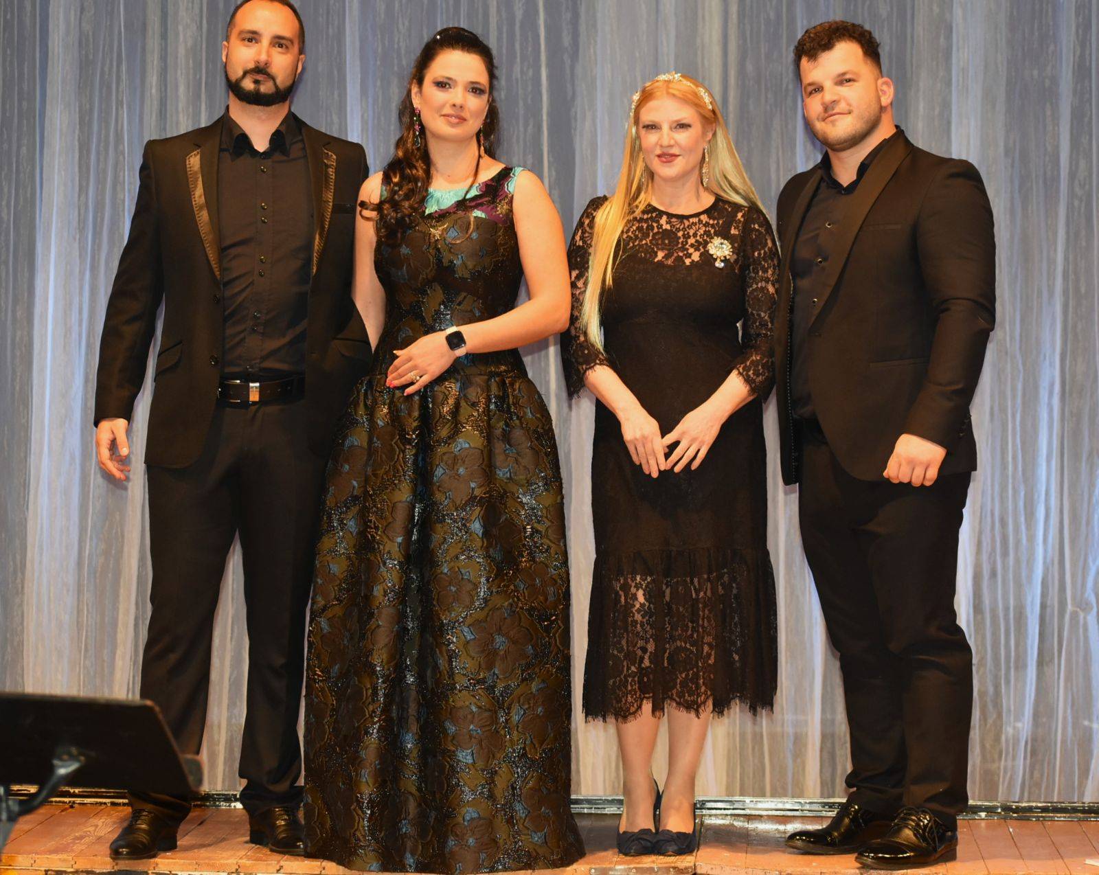  Йордан Дафов със солистите на Коледния концерт 